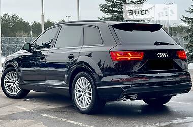 Внедорожник / Кроссовер Audi Q7 2017 в 