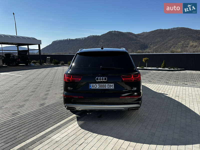 Внедорожник / Кроссовер Audi Q7 2015 в Хусте