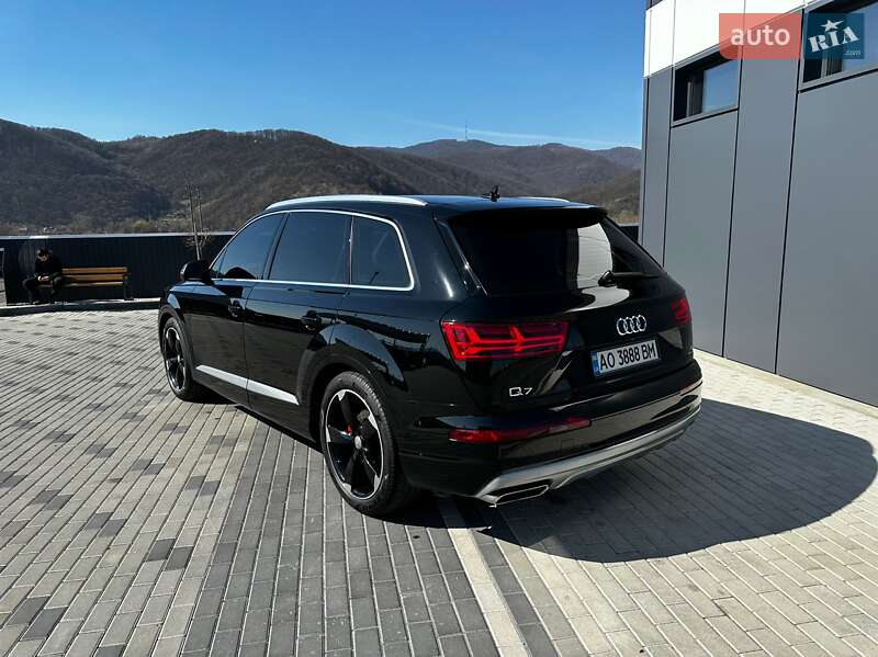 Внедорожник / Кроссовер Audi Q7 2015 в Хусте