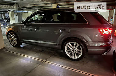 Внедорожник / Кроссовер Audi Q7 2017 в 