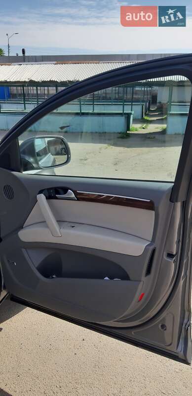 Позашляховик / Кросовер Audi Q7 2011 в Романіву