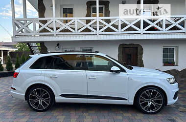 Позашляховик / Кросовер Audi Q7 2017 в 