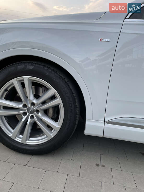 Позашляховик / Кросовер Audi Q7 2015 в Ужгороді
