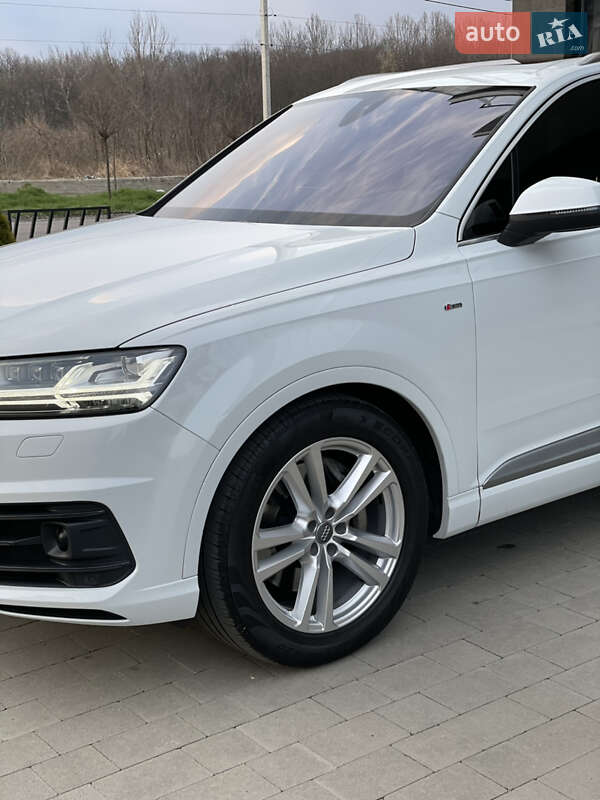 Позашляховик / Кросовер Audi Q7 2015 в Ужгороді