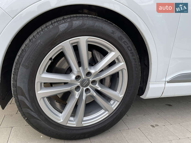 Позашляховик / Кросовер Audi Q7 2015 в Ужгороді