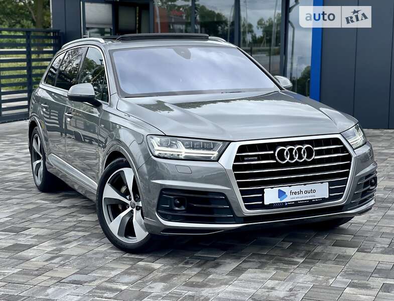 Позашляховик / Кросовер Audi Q7 2015 в 