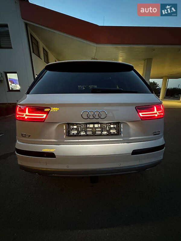 Внедорожник / Кроссовер Audi Q7 2017 в 