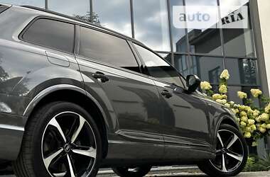 Внедорожник / Кроссовер Audi Q7 2016 в 