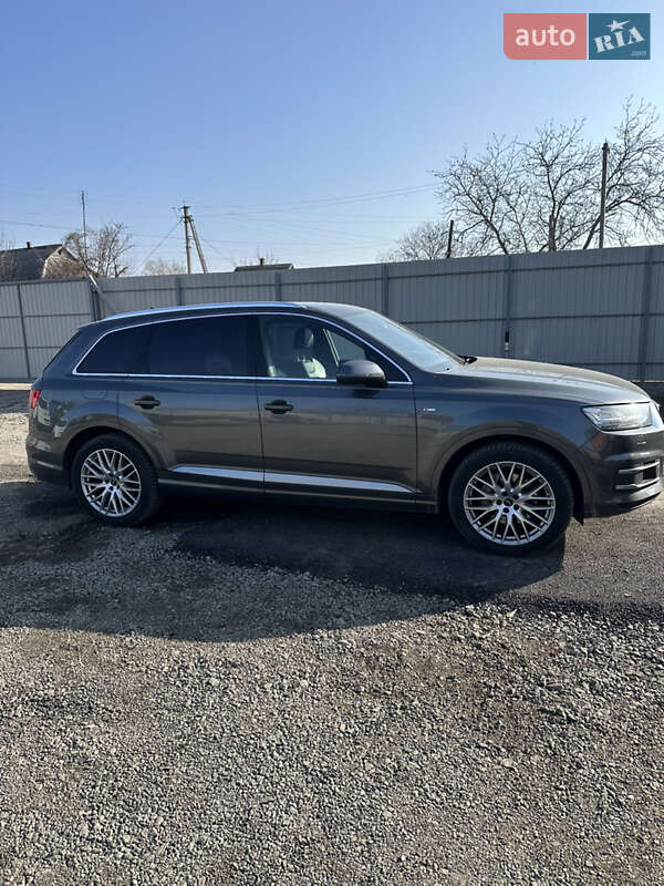 Позашляховик / Кросовер Audi Q7 2018 в Шполі