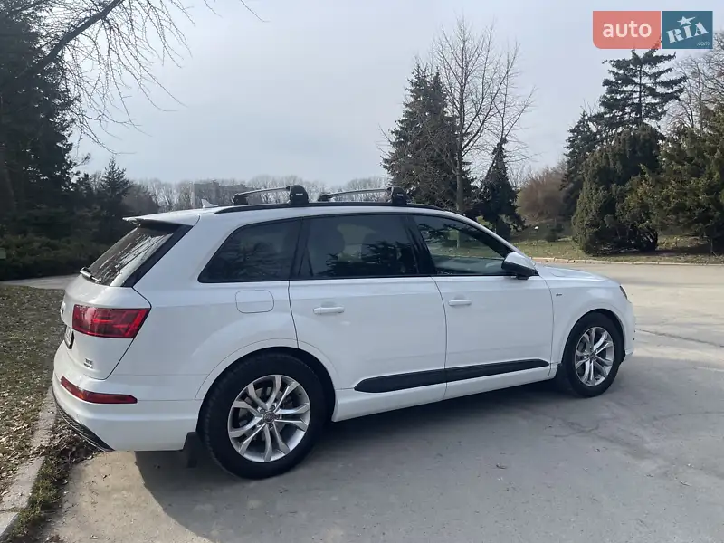 Внедорожник / Кроссовер Audi Q7 2016 в 