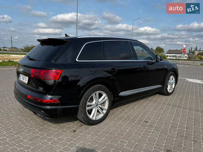 Позашляховик / Кросовер Audi Q7 2015 в Городку
