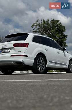 Внедорожник / Кроссовер Audi Q7 2016 в 