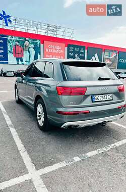 Внедорожник / Кроссовер Audi Q7 2016 в 