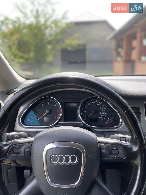 Внедорожник / Кроссовер Audi Q7 2007 в Рокитном