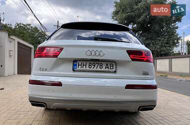Позашляховик / Кросовер Audi Q7 2016 в 