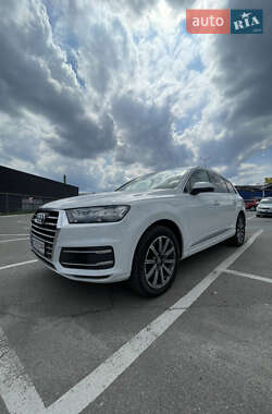 Внедорожник / Кроссовер Audi Q7 2016 в 