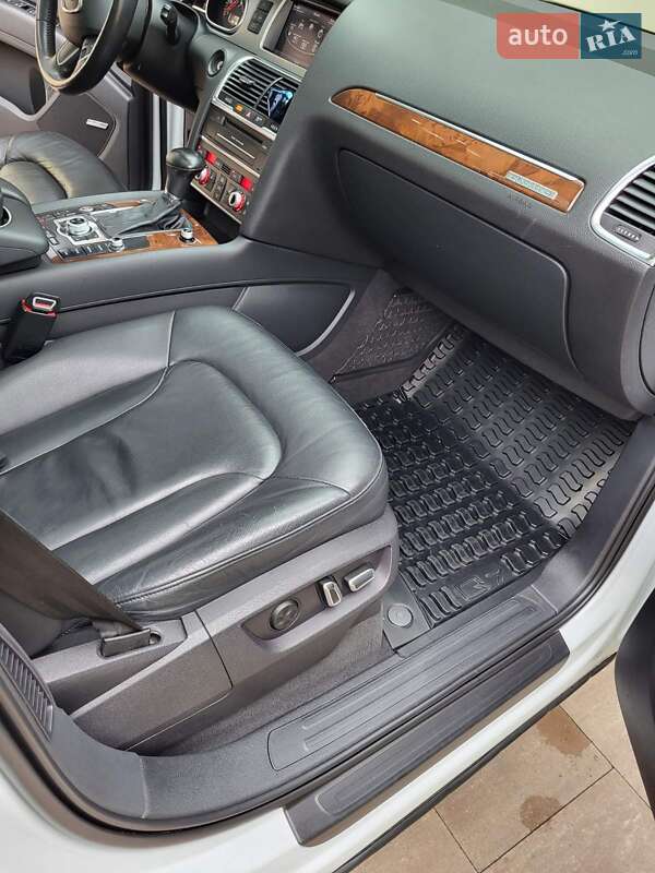 Позашляховик / Кросовер Audi Q7 2014 в Острозі