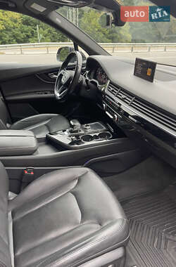 Внедорожник / Кроссовер Audi Q7 2017 в 