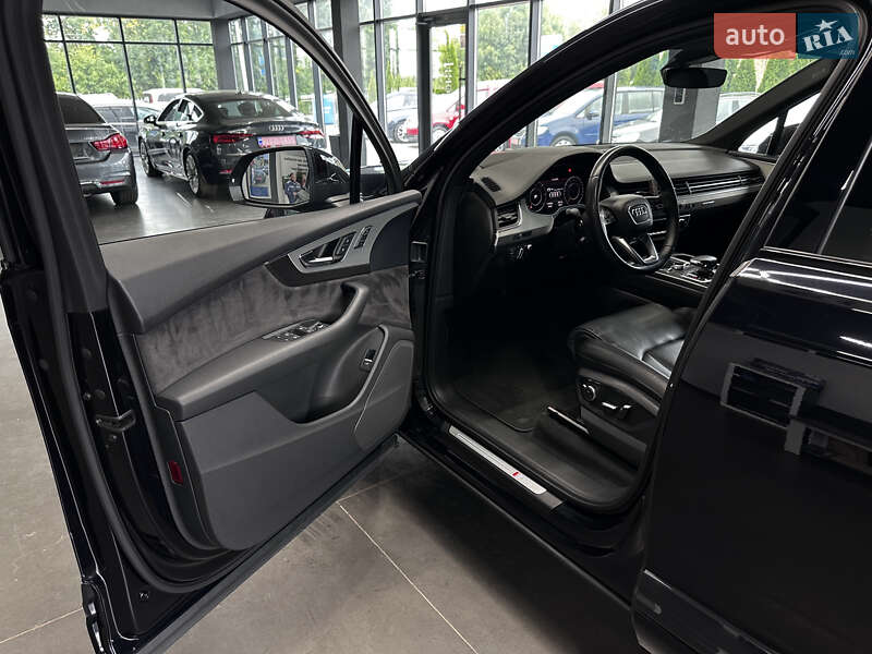 Внедорожник / Кроссовер Audi Q7 2017 в Нововолынске