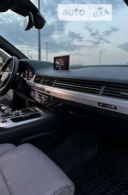 Позашляховик / Кросовер Audi Q7 2015 в 