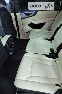 Внедорожник / Кроссовер Audi Q7 2016 в 