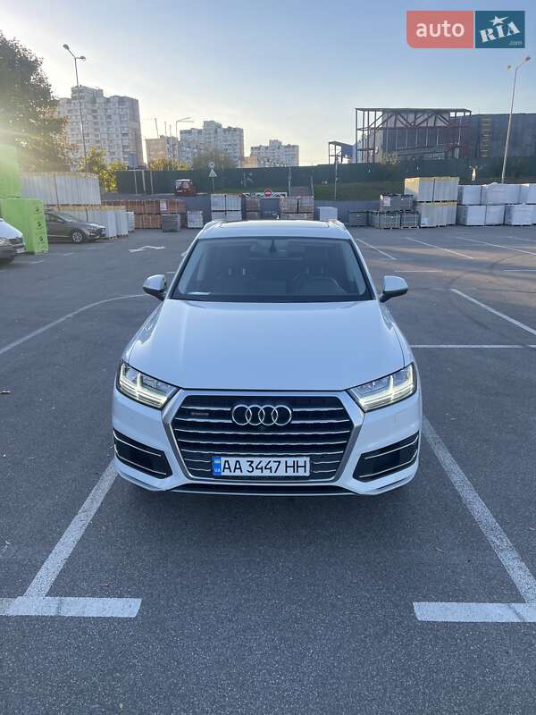Внедорожник / Кроссовер Audi Q7 2017 в 