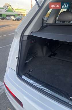 Внедорожник / Кроссовер Audi Q7 2017 в 