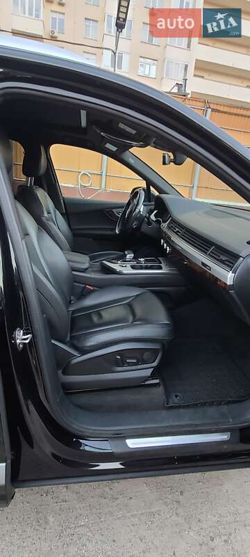 Внедорожник / Кроссовер Audi Q7 2017 в 