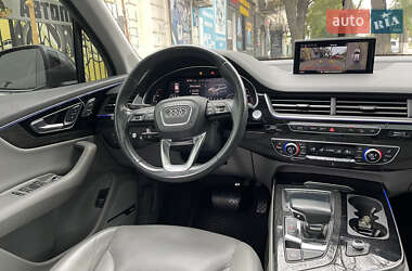 Позашляховик / Кросовер Audi Q7 2017 в 