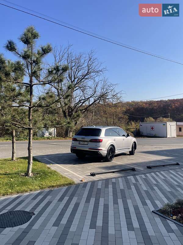 Позашляховик / Кросовер Audi Q7 2019 в Ужгороді