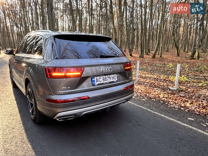 Позашляховик / Кросовер Audi Q7 2017 в Луцьку
