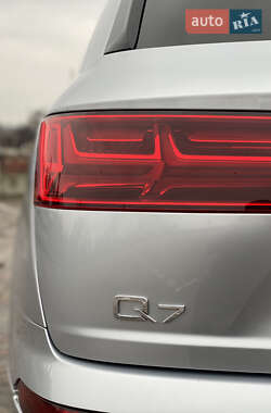 Внедорожник / Кроссовер Audi Q7 2018 в 