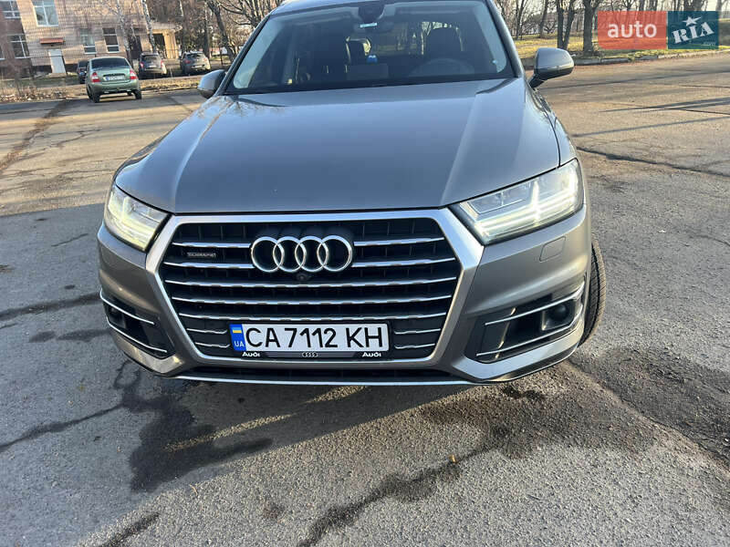 Позашляховик / Кросовер Audi Q7 2016 в 