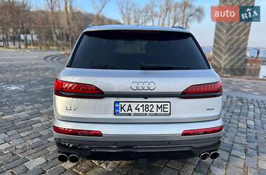 Позашляховик / Кросовер Audi Q7 2021 в 