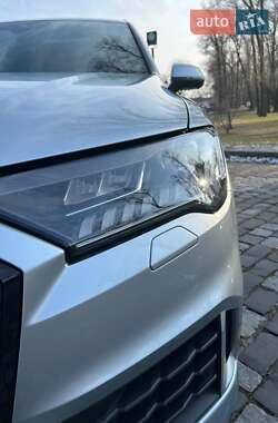 Позашляховик / Кросовер Audi Q7 2021 в 