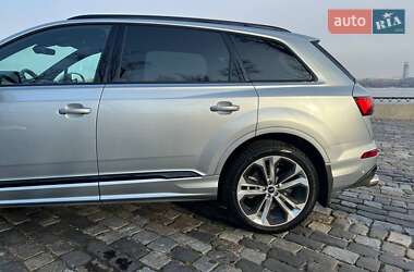 Позашляховик / Кросовер Audi Q7 2021 в 