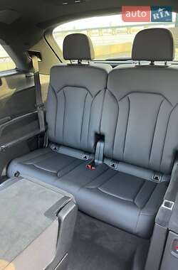 Позашляховик / Кросовер Audi Q7 2021 в 