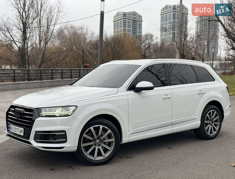 Позашляховик / Кросовер Audi Q7 2018 в 