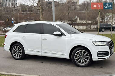 Позашляховик / Кросовер Audi Q7 2018 в 