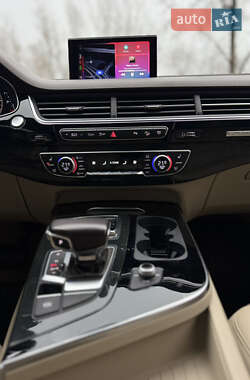 Позашляховик / Кросовер Audi Q7 2018 в 