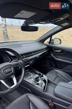 Позашляховик / Кросовер Audi Q7 2018 в 