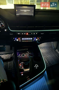 Позашляховик / Кросовер Audi Q7 2018 в 