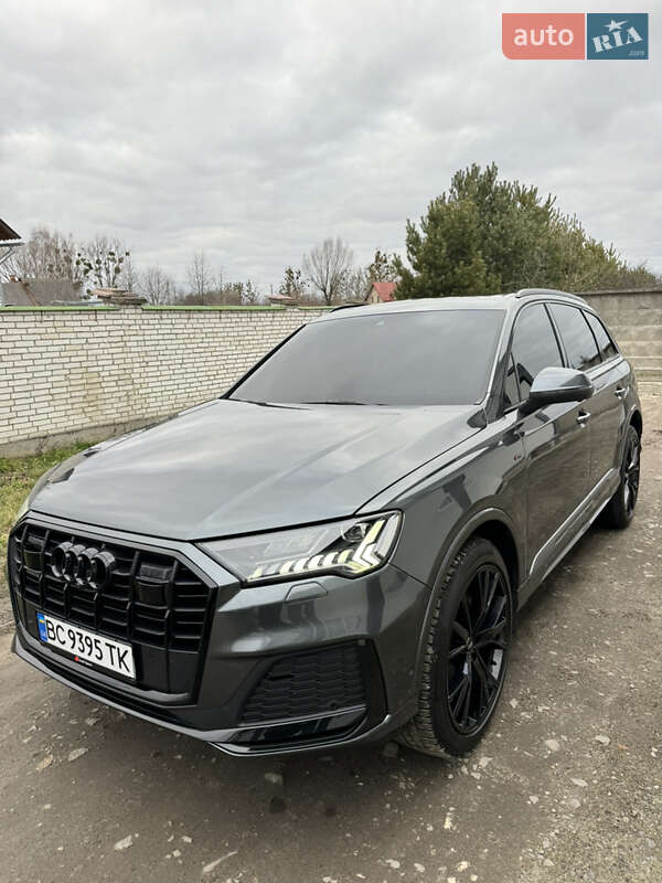 Позашляховик / Кросовер Audi Q7 2020 в 