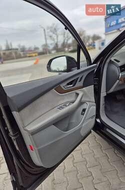 Внедорожник / Кроссовер Audi Q7 2015 в 