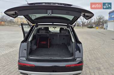 Внедорожник / Кроссовер Audi Q7 2015 в 