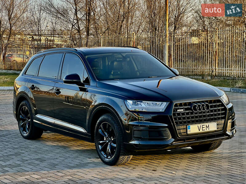 Внедорожник / Кроссовер Audi Q7 2016 в 