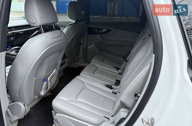 Внедорожник / Кроссовер Audi Q7 2016 в 