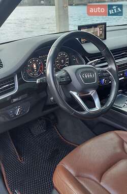 Внедорожник / Кроссовер Audi Q7 2016 в 