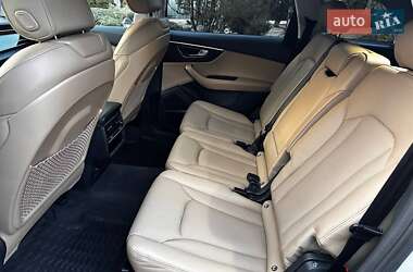 Позашляховик / Кросовер Audi Q7 2021 в 