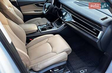 Позашляховик / Кросовер Audi Q7 2021 в 